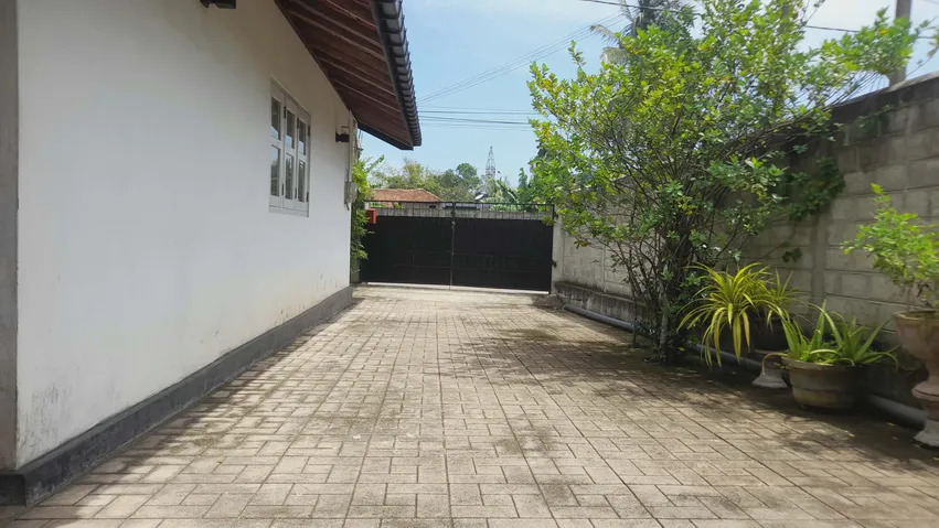 Prime Property in Negombo – 1 Land + 2 Houses! — image 1
